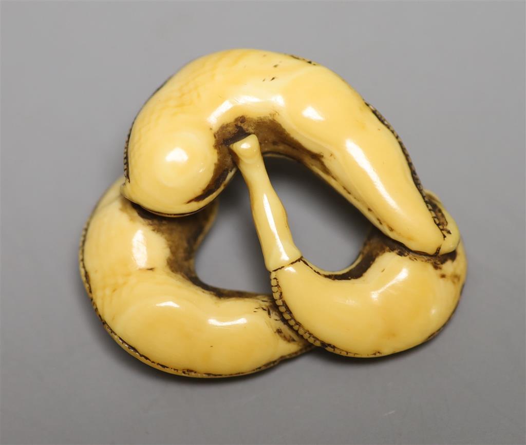 An 18th century Chinese ivory bean toggle, width 4cm